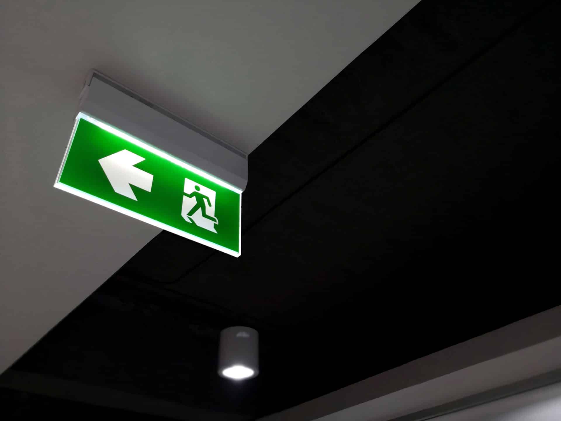 لوحة مخرج طوارئ مضيئة | شركة إنجاز للأمن والسلامة 0545050988